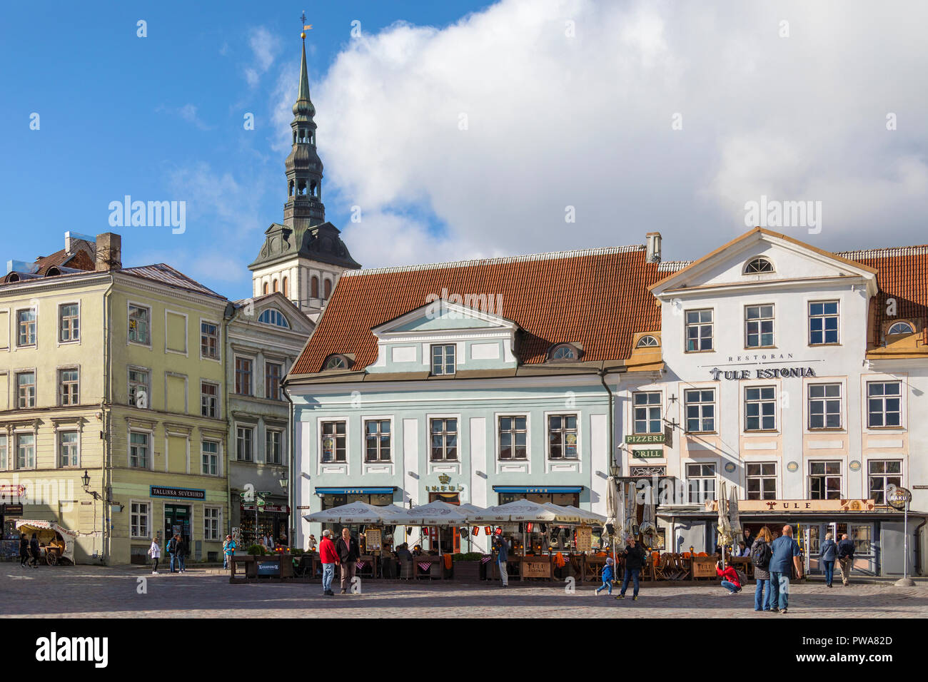 Piazza del Municipio (Raekoja plats) nella città di Tallinn in Estonia. Il campanile è la chiesa di San Nicola (Niguliste Kirik). Foto Stock