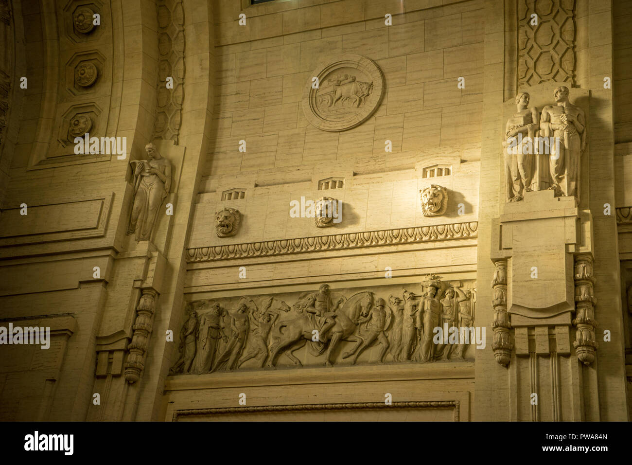 La Stazione Centrale di Milano - marzo 31: l'interno della stazione ferroviaria centrale di Milano il 31 marzo 2018 di Milano, Italia. Dalla stazione centrale di Milano è la Foto Stock