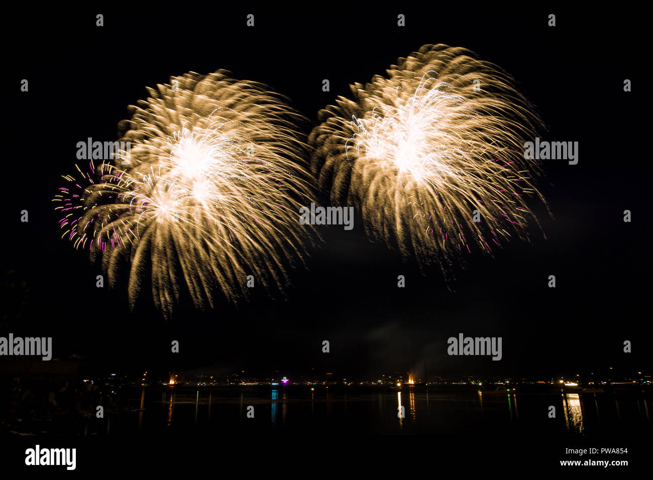 Giant golden fireballs di fuochi d'artificio Foto Stock