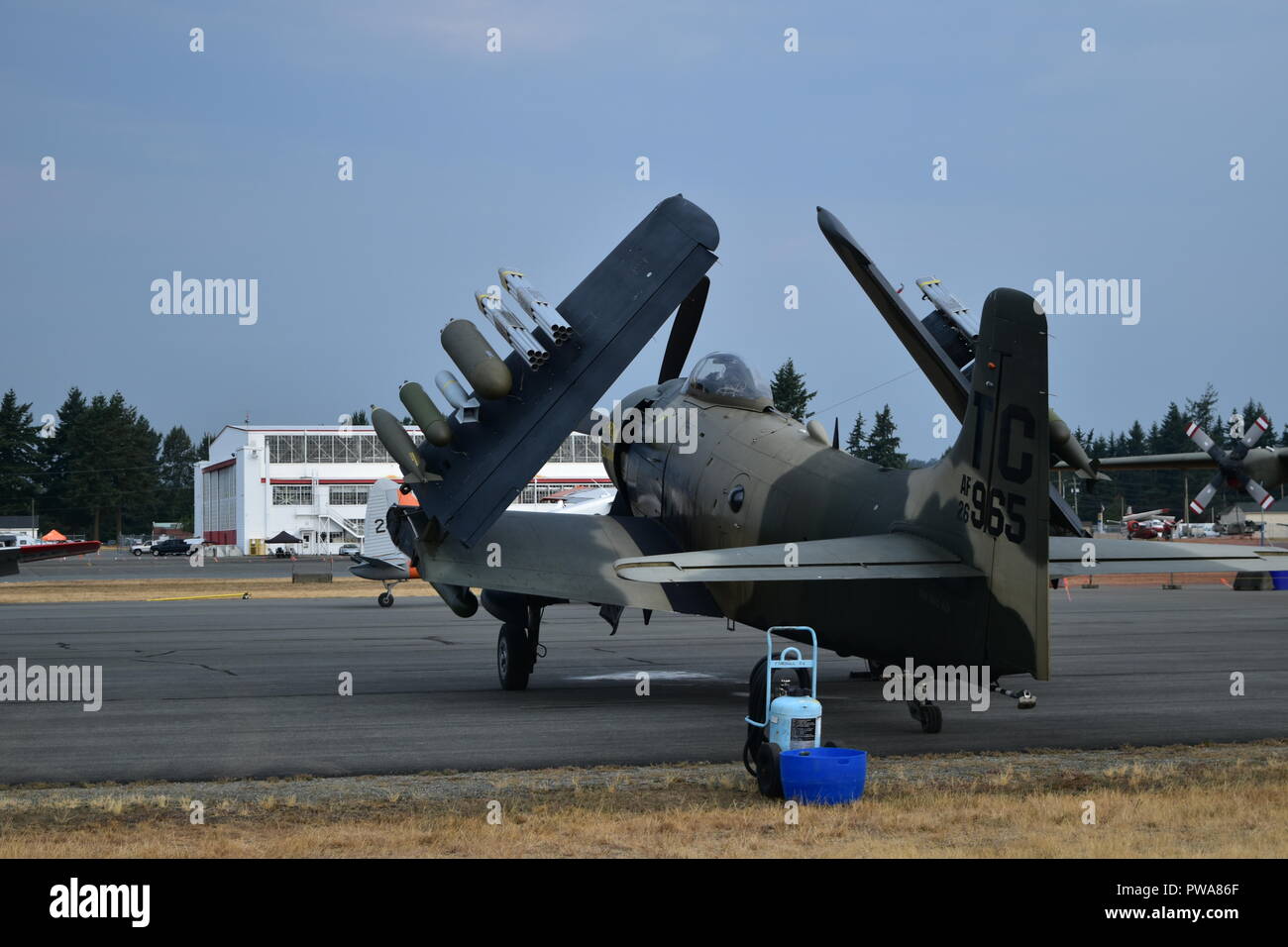 L'A-1 Skyraider 'l'orgoglioso americano' ha volato fuori la USS Keersage nella guerra di Corea prima di servire nelle Forze aeree di diversi Paesi africani. Foto Stock