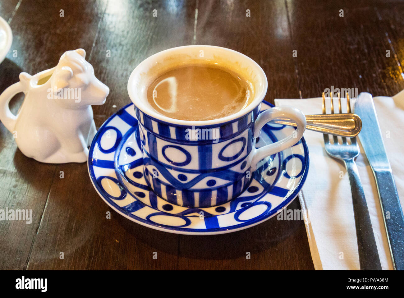 Tazza di caffè caldo in Cafe Breton, Greenbelt, Manila, Filippine Foto Stock