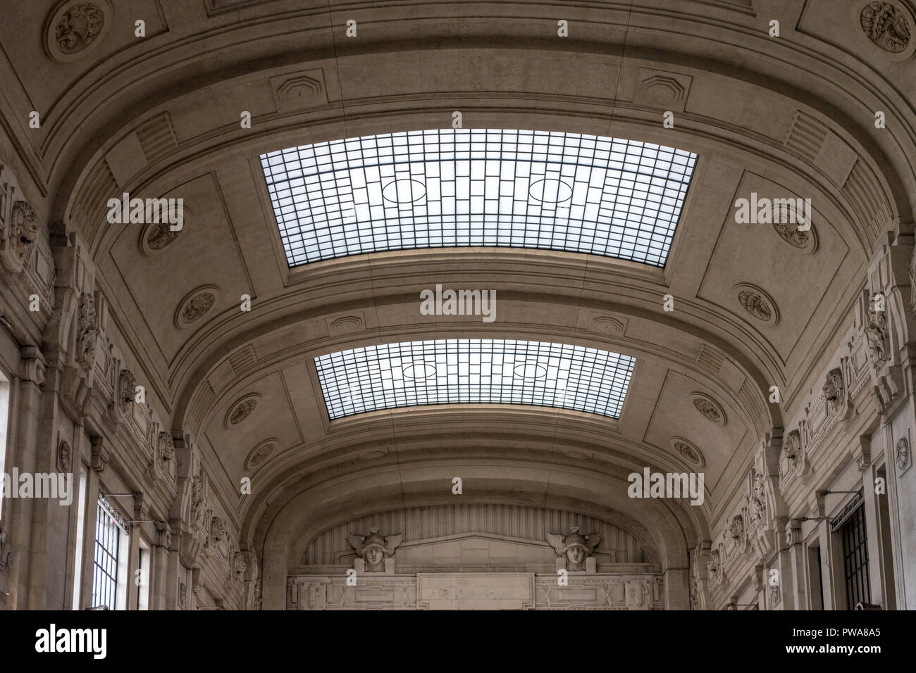 La Stazione Centrale di Milano - marzo 31: l'interno della stazione ferroviaria centrale di Milano il 31 marzo 2018 di Milano, Italia. Dalla stazione centrale di Milano è la Foto Stock