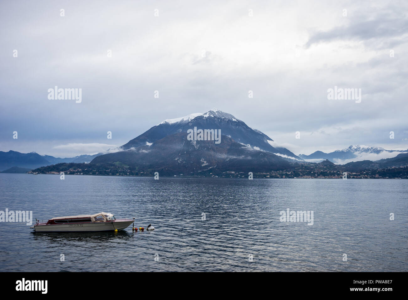 Varenna, Italia - 31 Marzo 2018: Taxi in barca sul lago a Varenna, Italia Foto Stock