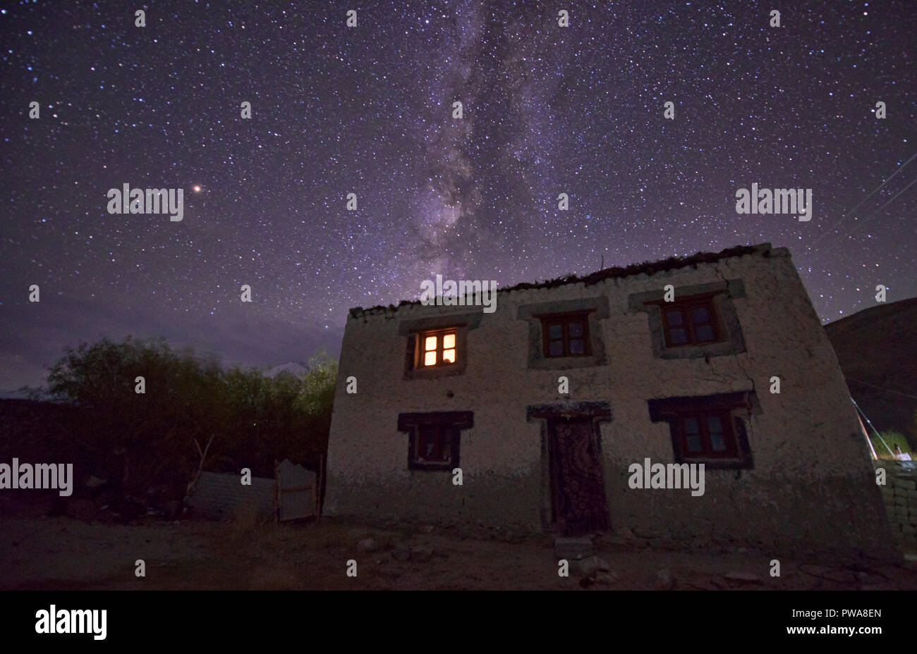 La Via Lattea al di sopra di un tibetano home, Meerak village, Pangong Lake, Ladakh, India Foto Stock