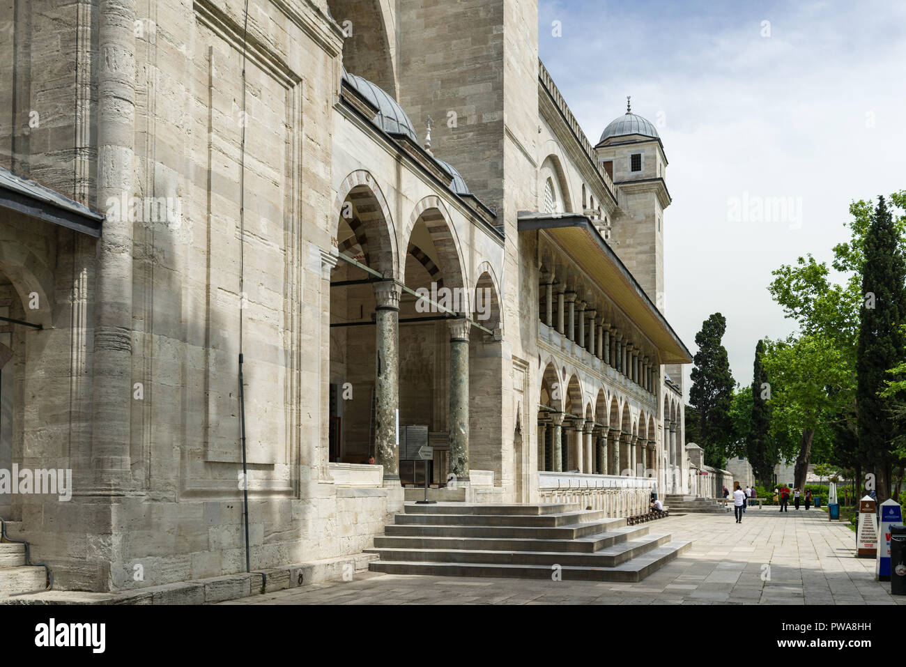 Passi conducono ad una entrata alla Moschea Suleymaniye scherzo gente fuori, Istanbul, Turchia Foto Stock