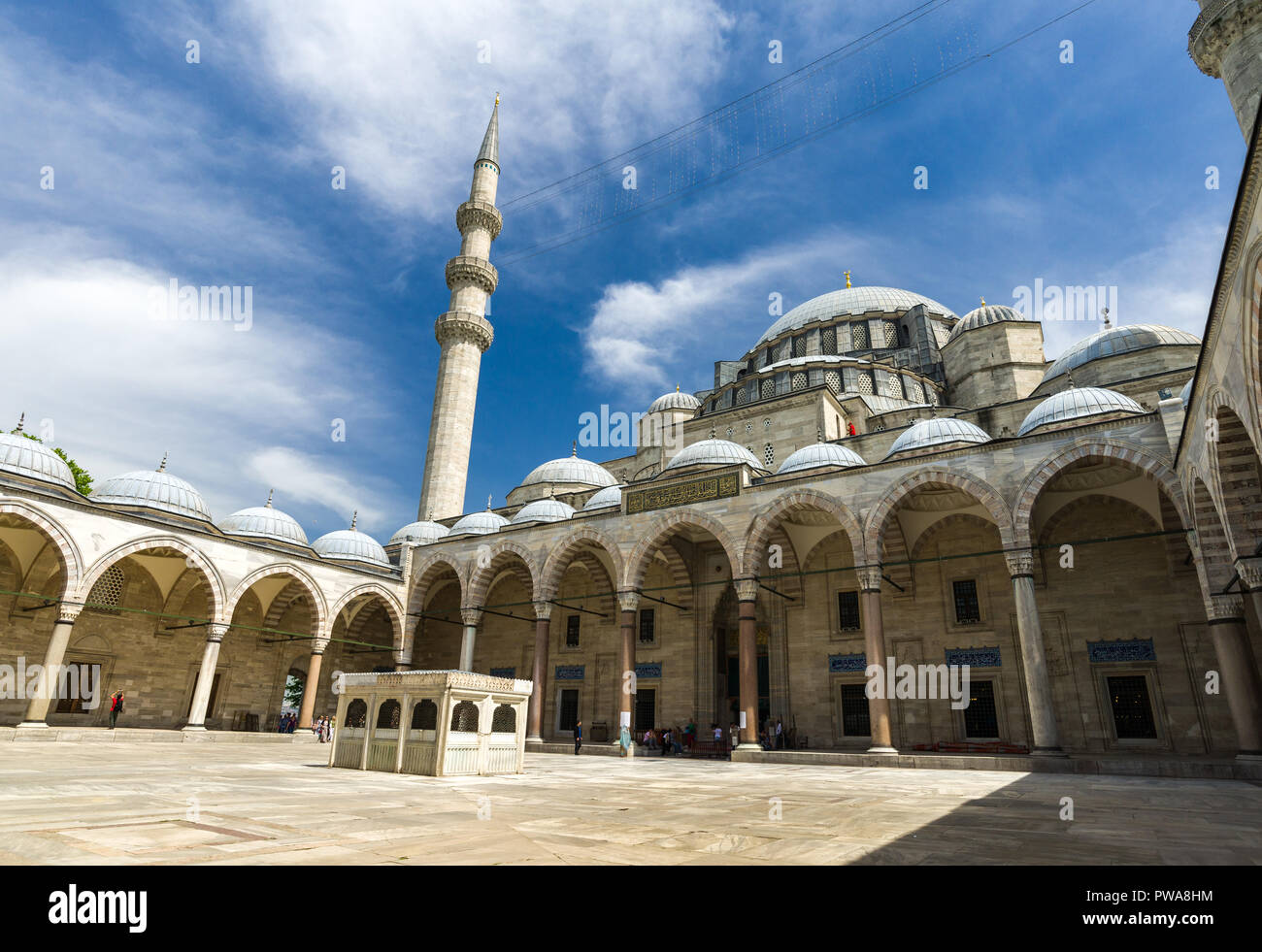 Il grande cortile interno della Moschea Suleymaniye con abluzione fontana, Istanbul, Turchia Foto Stock
