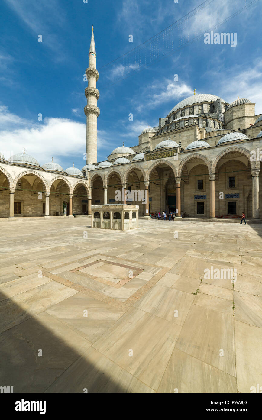 Il grande cortile interno della Moschea Suleymaniye con abluzione fontana, Istanbul, Turchia Foto Stock