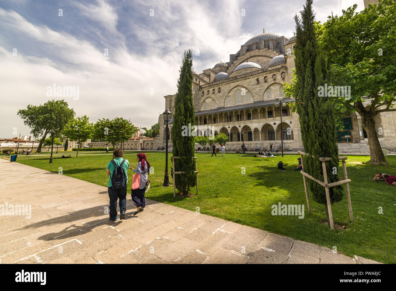 I turisti a piedi su un percorso attorno alla Moschea Suleymaniye giardini, Istanbul, Turchia Foto Stock