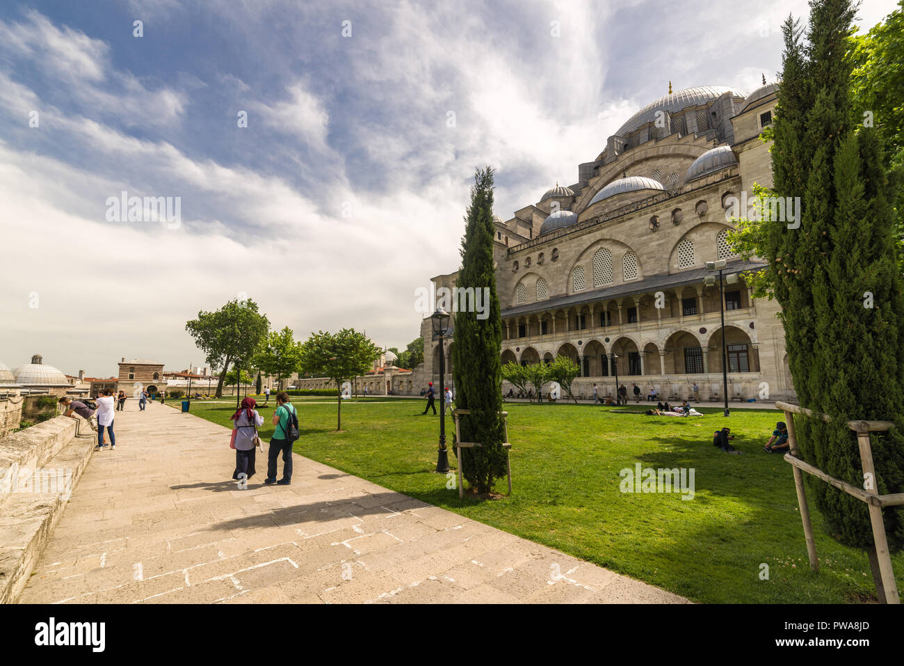 I turisti a piedi su un percorso attorno alla Moschea Suleymaniye giardini, Istanbul, Turchia Foto Stock