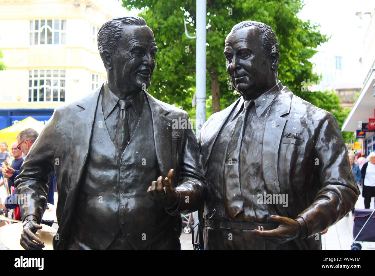 John e Cecil Moores Statua in Liverpool City Centre Foto Stock