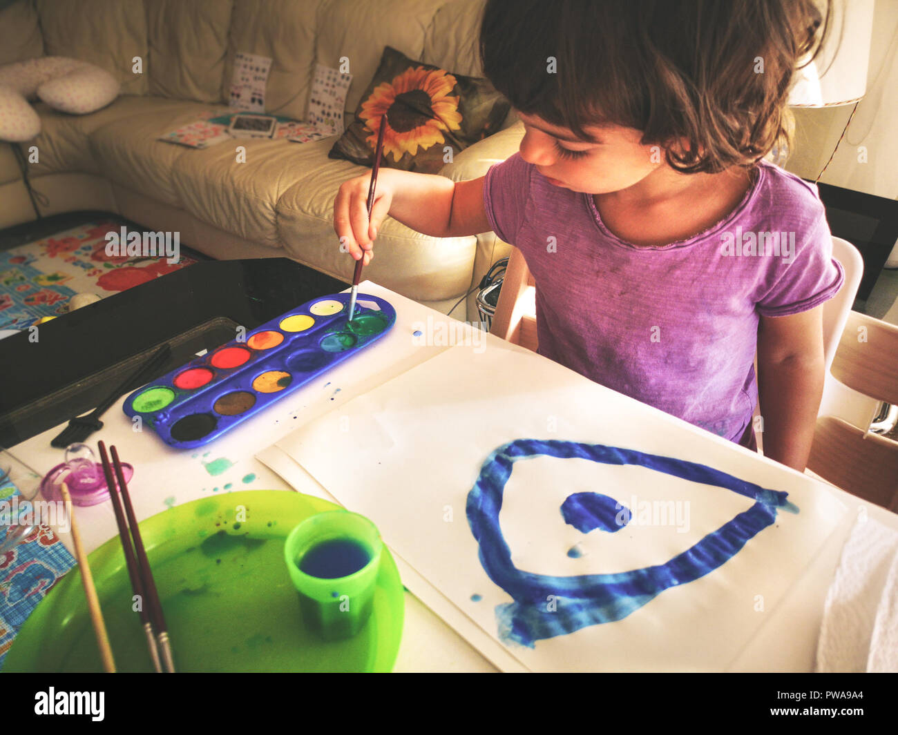 Baby bambino acquerelli Pittura pennello tavolozza dei colori Foto Stock