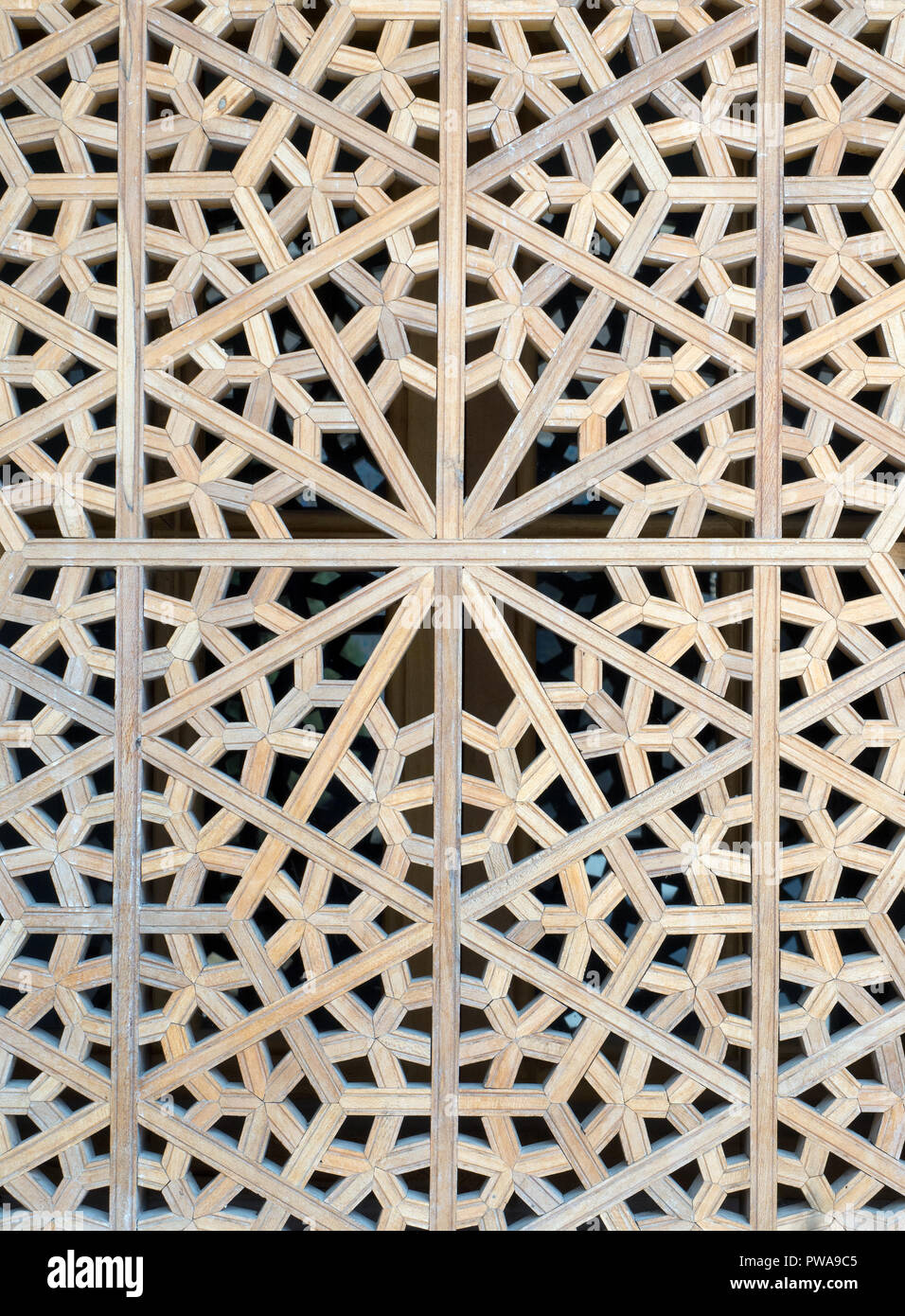 In legno modello islamico su una finestra in corrispondenza della Moschea Shah, Isfahan, Iran Foto Stock