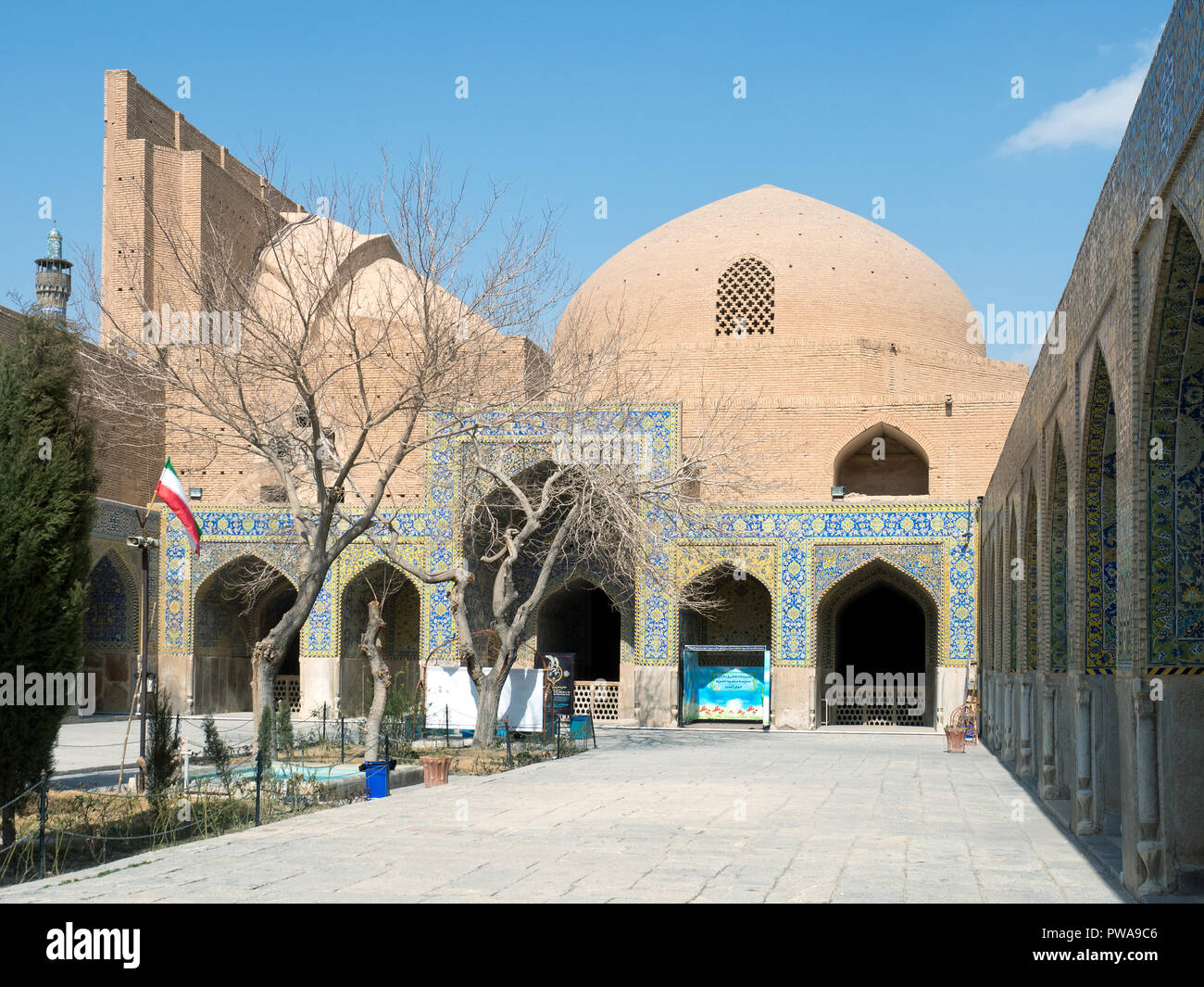 Giardino in un cortile della Moschea Shah, Isfahan, Iran Foto Stock