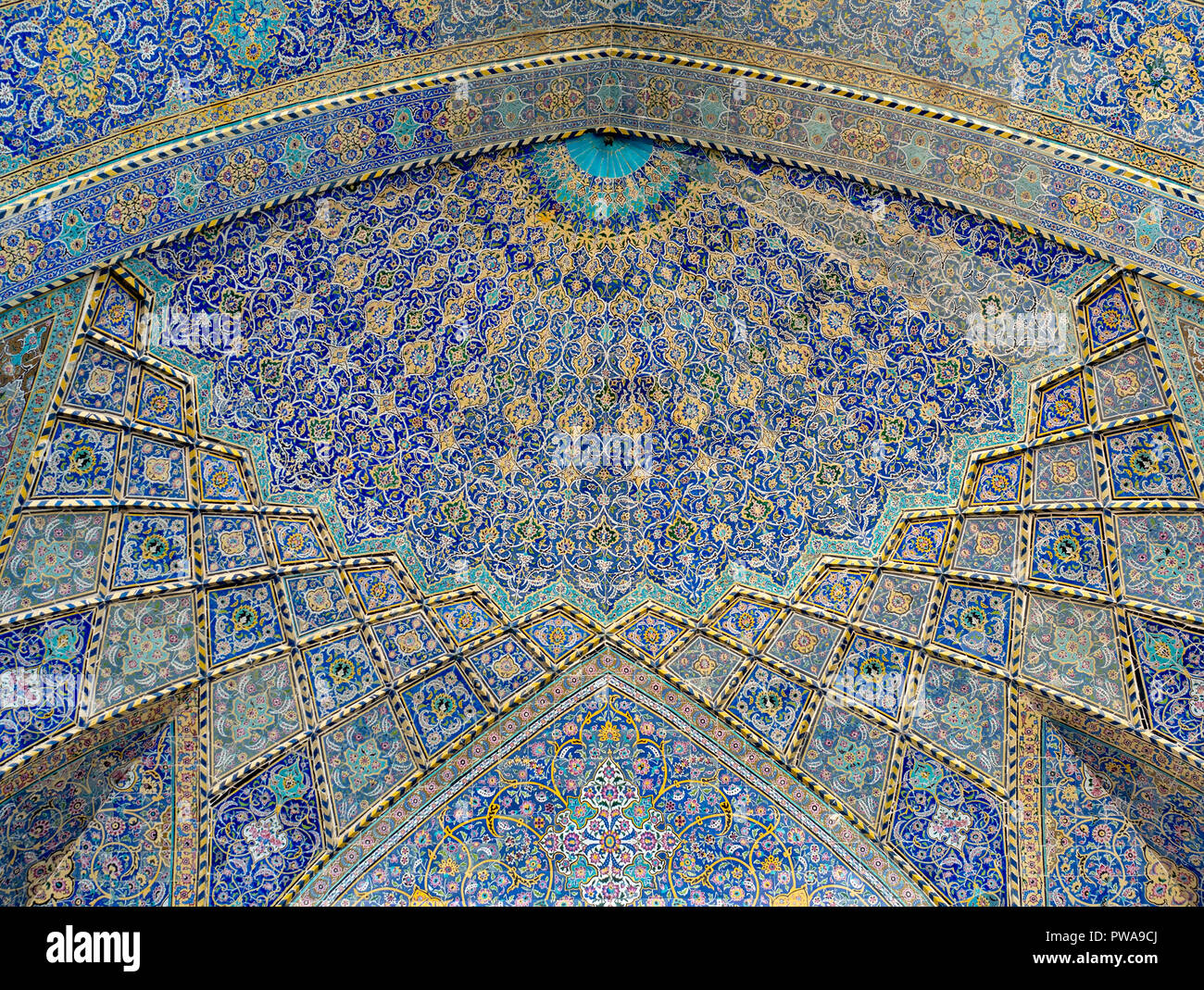 Piastrella decorata cupola a Seyyed moschea, Isfahan, Iran Foto Stock