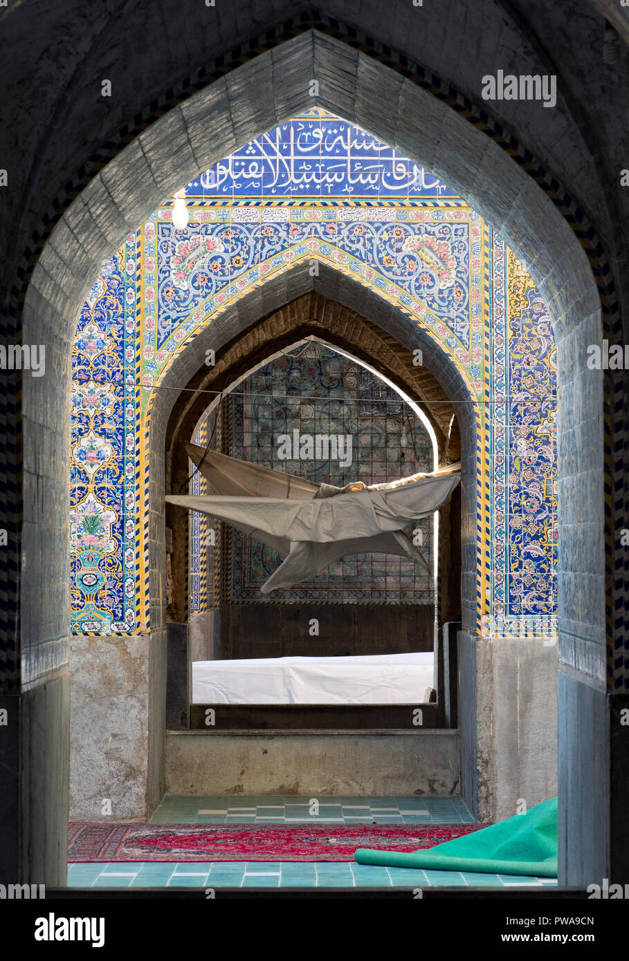 La moschea Seyyed piastrella decorata archi, Isfahan, Iran Foto Stock