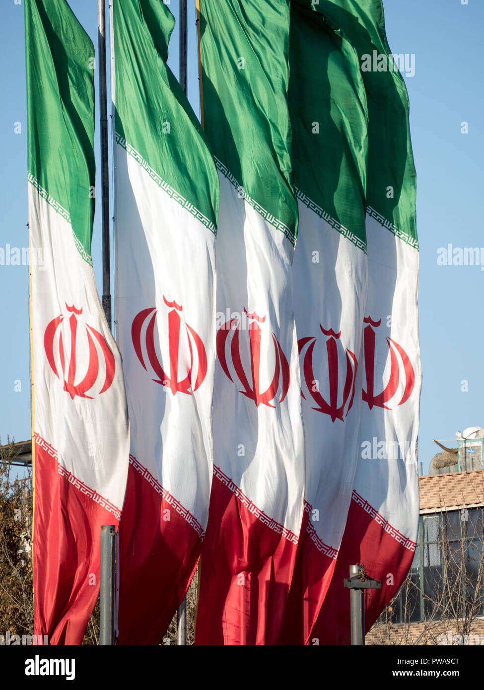 Repubblica islamica dell Iran bandiere sventolano al vento Foto Stock