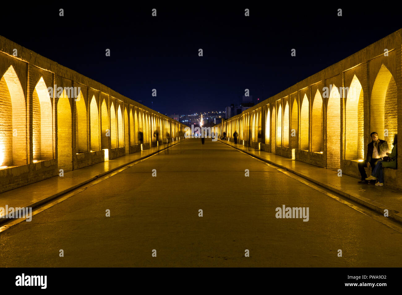 Allāhverdi Khan Bridge, popolarmente noto come si-o-seh pol, è uno degli undici ponti di Isfahan, Iran e il più lungo ponte sul fiume Zayandeh . Foto Stock