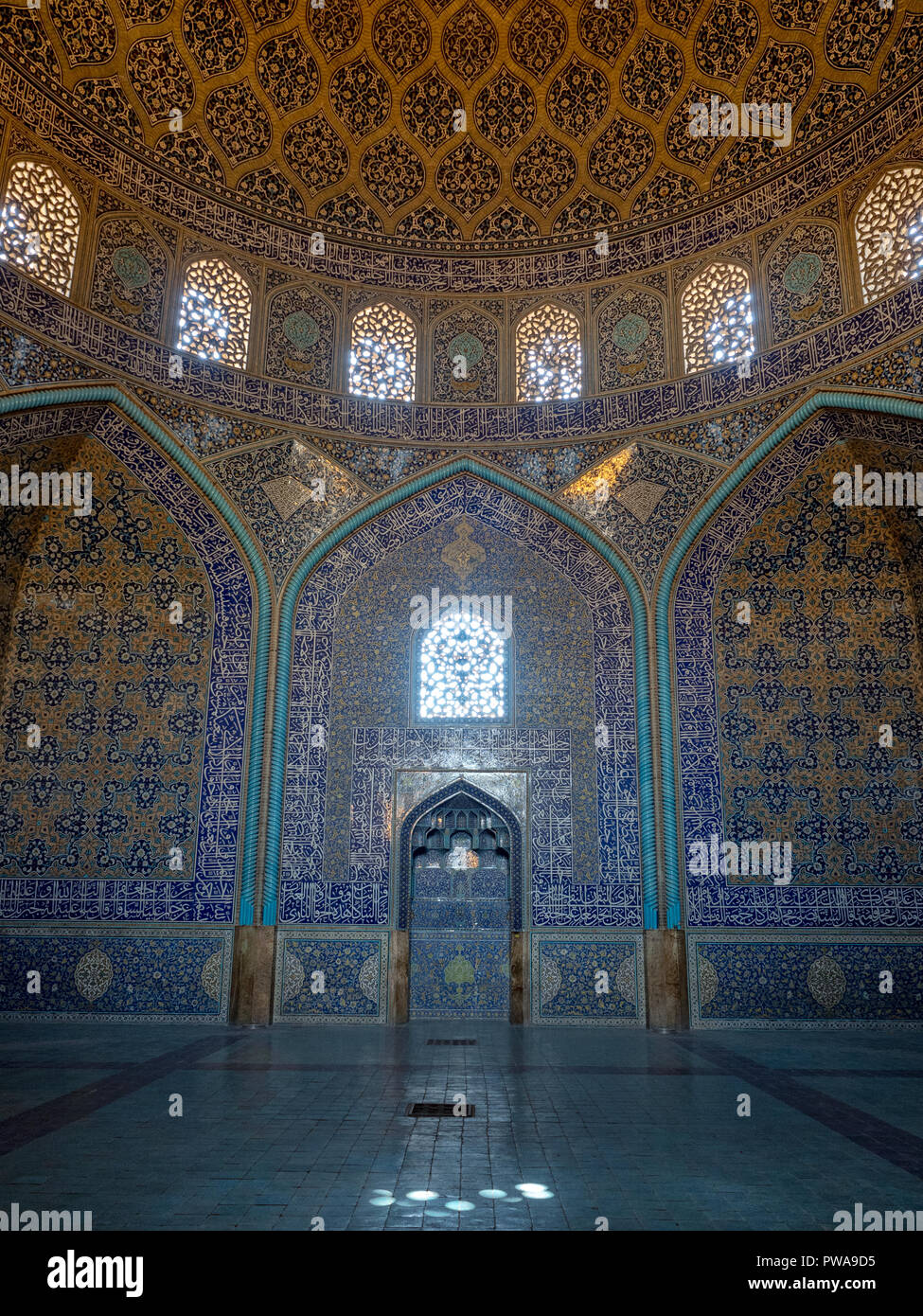 In piastrelle intricate patterns sulla cupola del Sceicco Lotfollah, Moschea di Isfahan, Iran Foto Stock