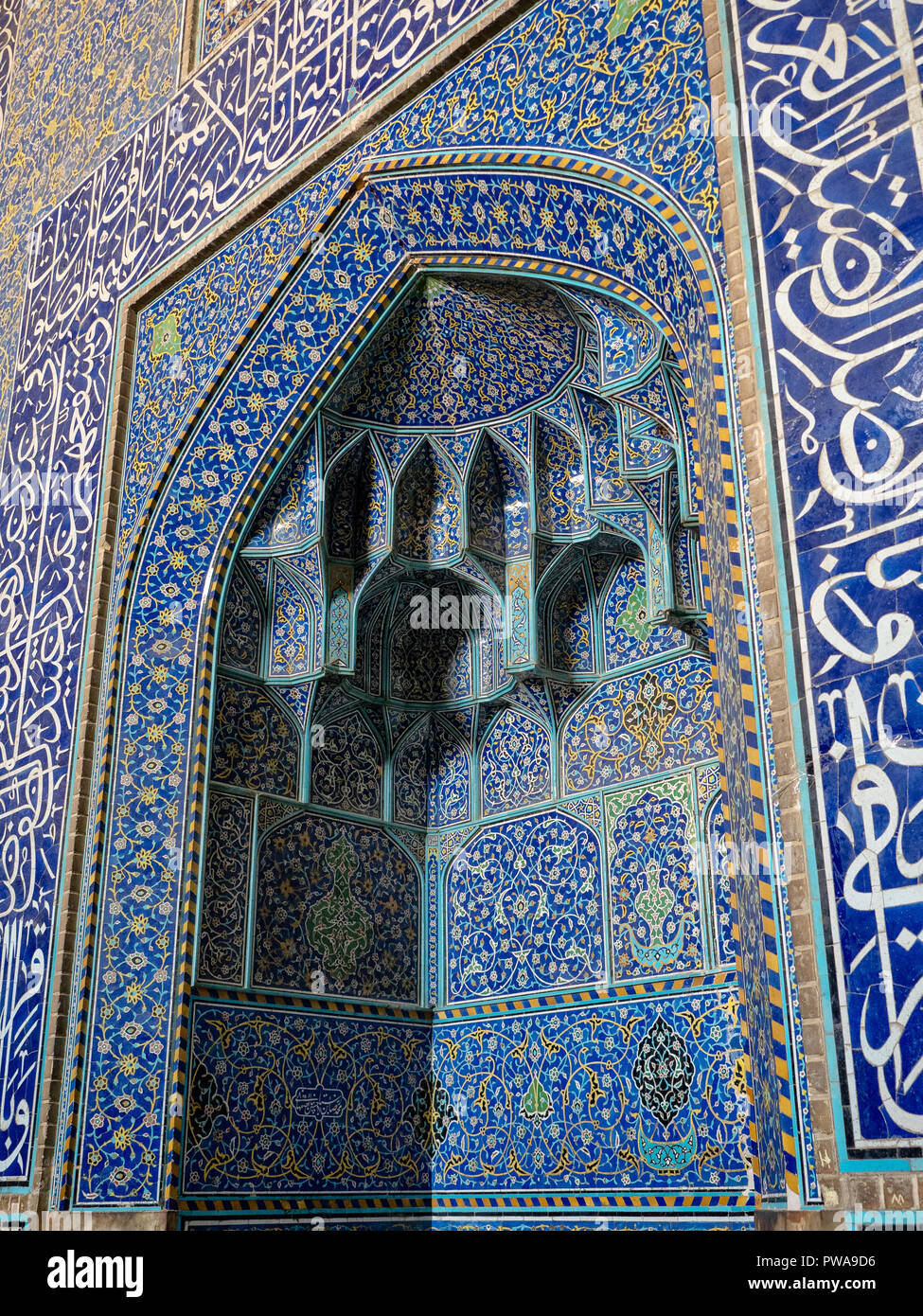 Colorate pareti piastrellate all'interno della moschea Lotfollah, Isfahan, Iran Foto Stock