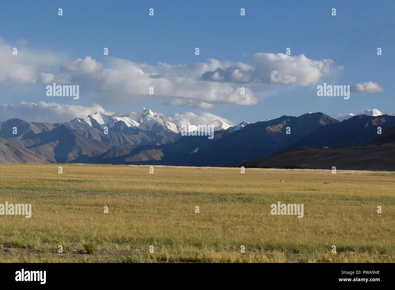 Le cime più alte della Spiti visto dal Tso Moriri, Ladakh, India Foto Stock