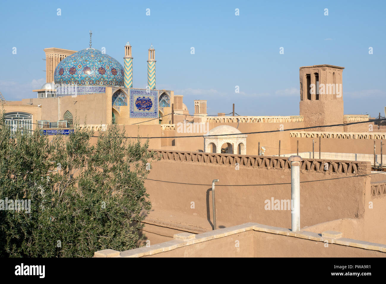 Tetti e sullo skyline di Yazd città vecchia, sito patrimonio mondiale dell'UNESCO, Iran Foto Stock