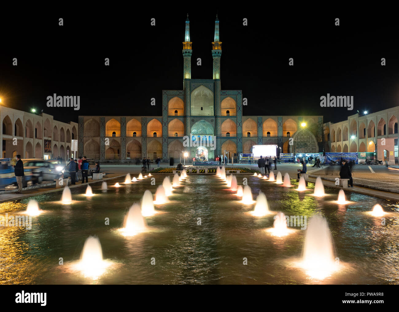 Amir Chakmaq complesso di notte con luci colorate, Yazd, Iran Foto Stock