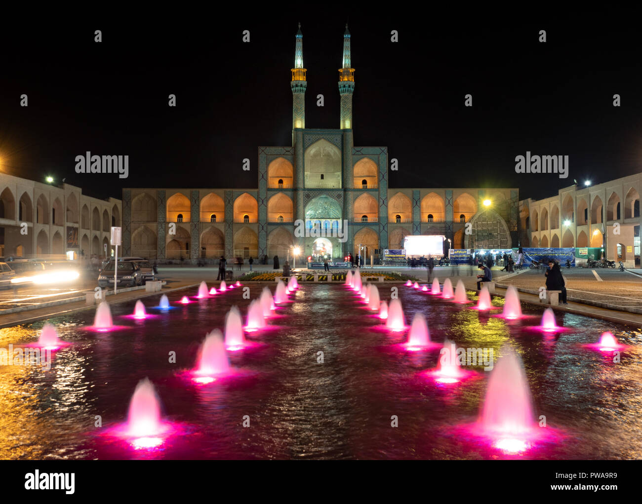 Amir Chakmaq complesso di notte con luci colorate, Yazd, Iran Foto Stock