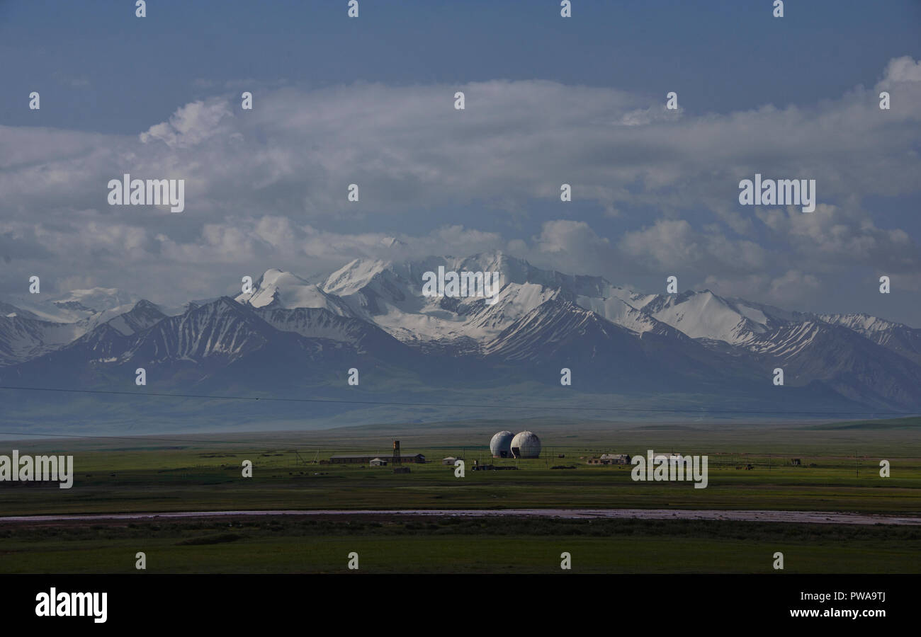 Il Pamirs elevato aumento di yurta nomade lungo la strada del Pamir, Kirghizistan Foto Stock