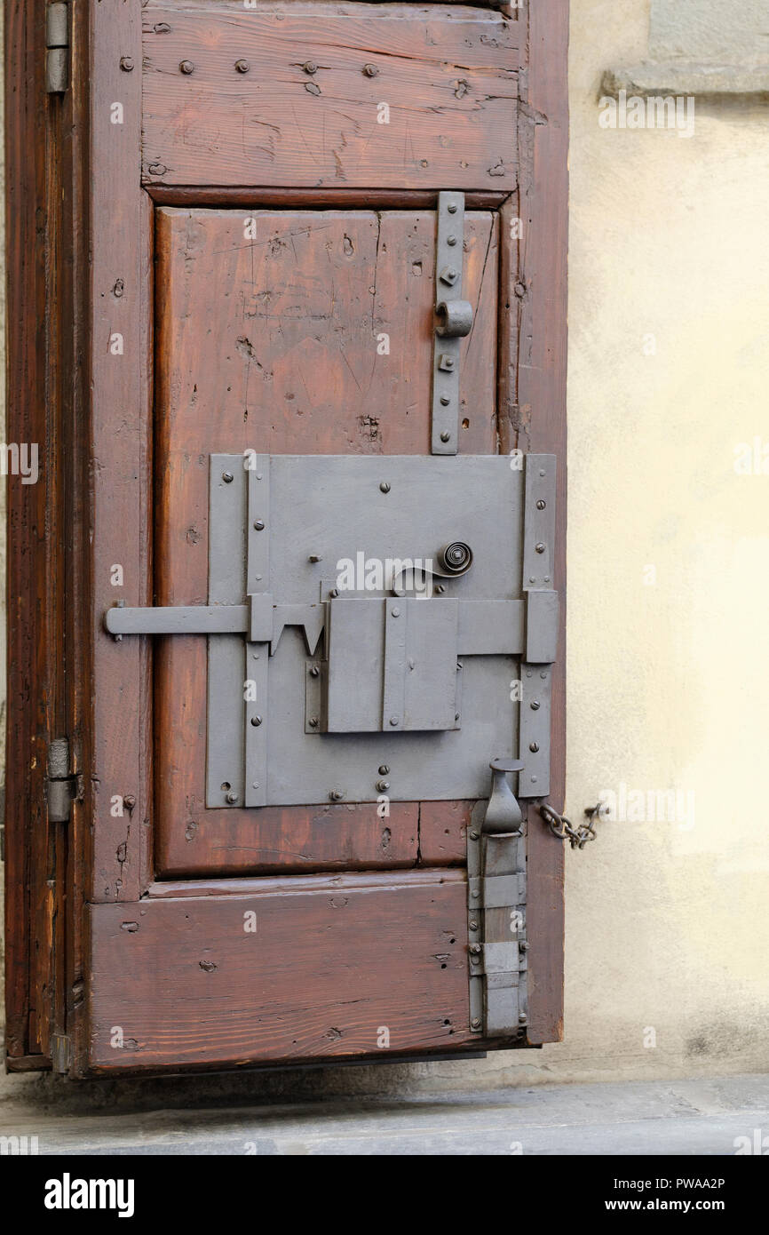 Vecchio sistema di fissaggio persiane alle finestre, il centro storico di Pistoia, in Toscana, Italia, Europa Foto Stock