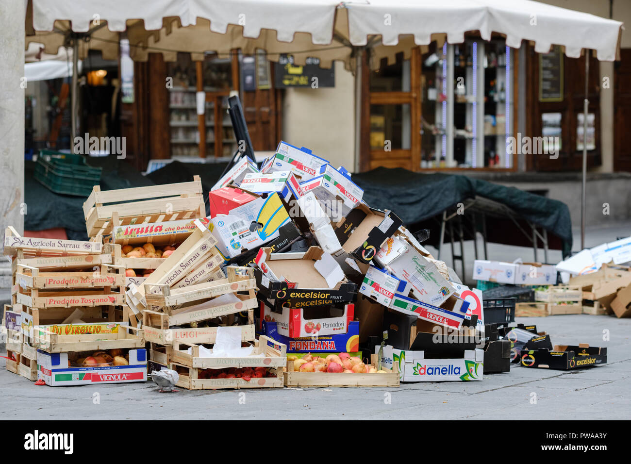 Rifiuti sinistra sulla strada dopo il giorno di mercato, il centro storico di Pistoia, in Toscana, Italia, Europa Foto Stock