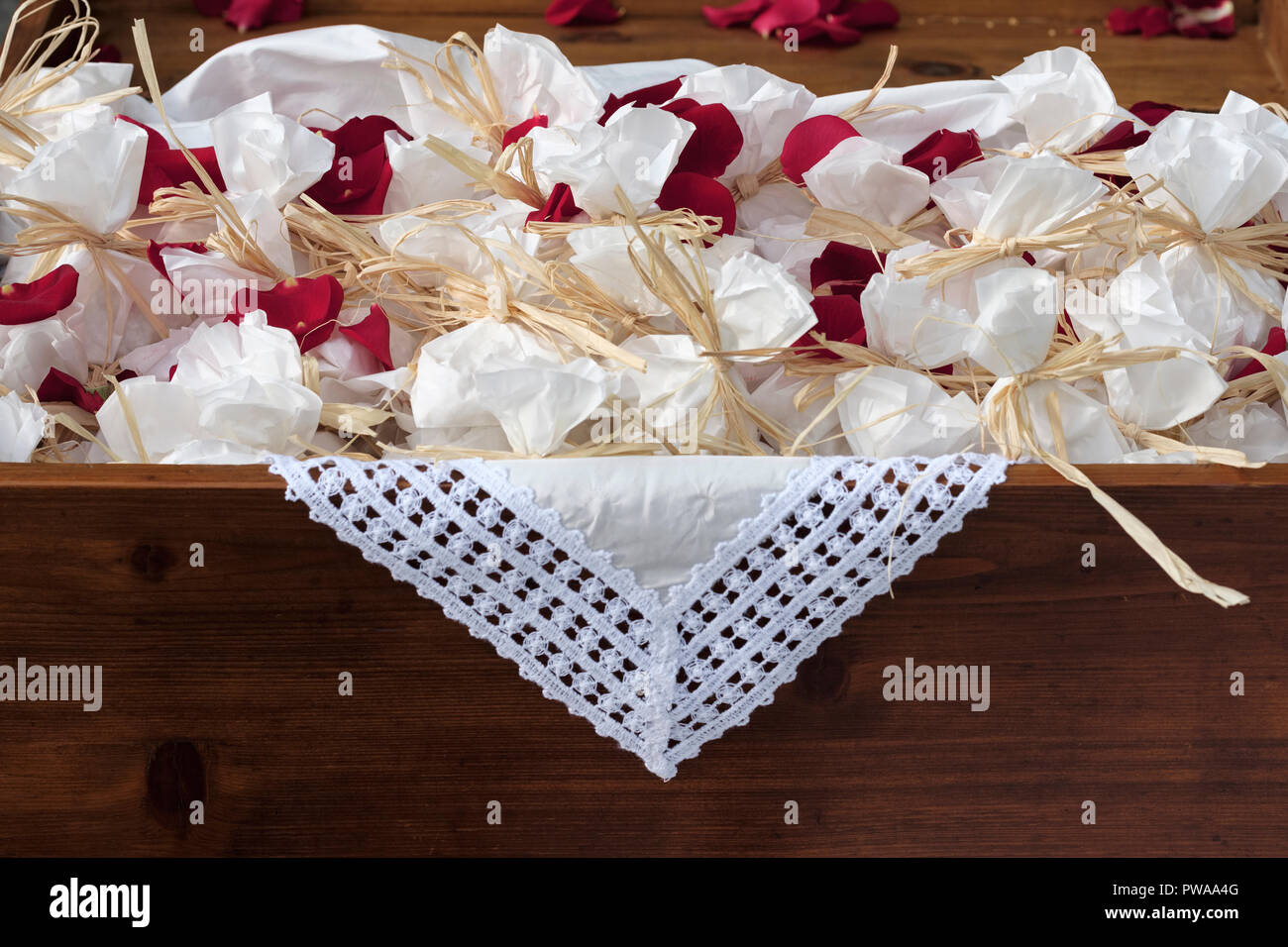 Matrimonio Italiano, pacchetti di riso per gli ospiti per gettare su coppia felice, Piazza Duomo, Piazza Duomo di Pistoia - Toscana, Italia, Europa Foto Stock