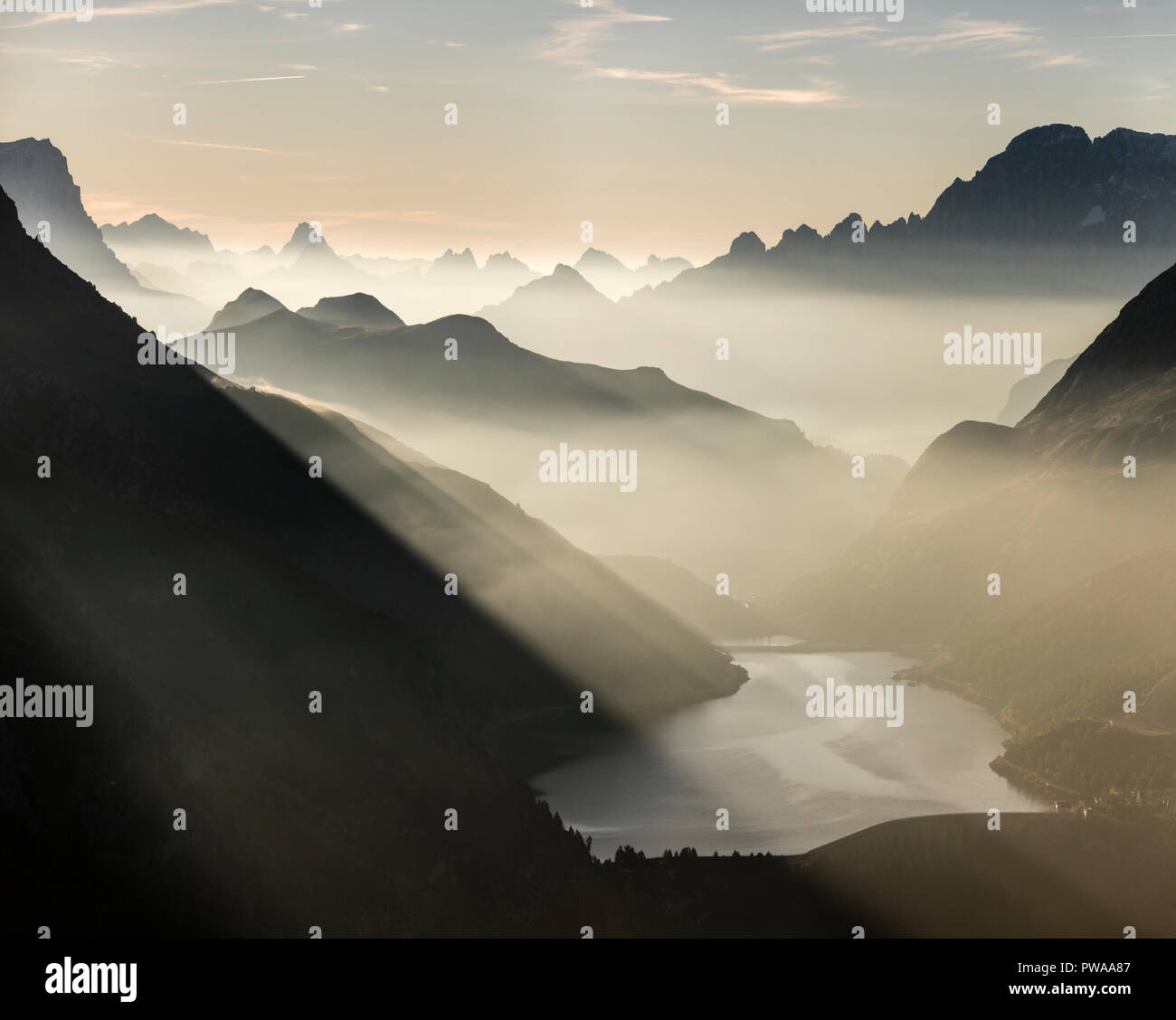Panorama di Passo Fedaia e vette dolomitiche avvolto dalla nebbia della Cima Belvedere Val di Fassa Trentino Alto Adige Italia Europa Foto Stock