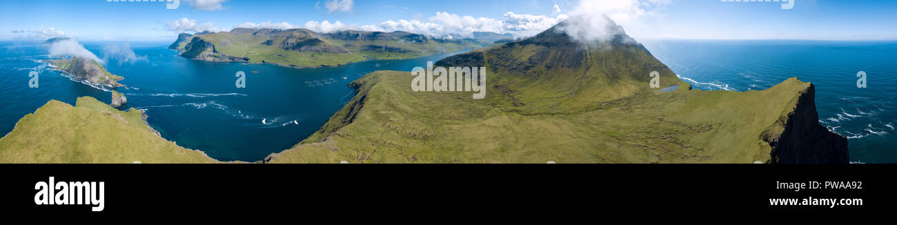 Panoramica di Drangarnir e Tindholmur isolotto, funzionario ministeriale isola, isole Faerøer Foto Stock