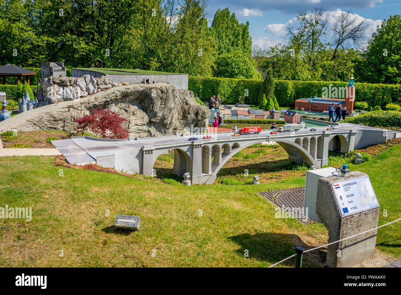 Bruxelles, Belgio - 17 Aprile 2017: miniature presso il parco Mini-Europe - Riproduzione del Pont Adolphe a Lussemburgo, Europa Foto Stock