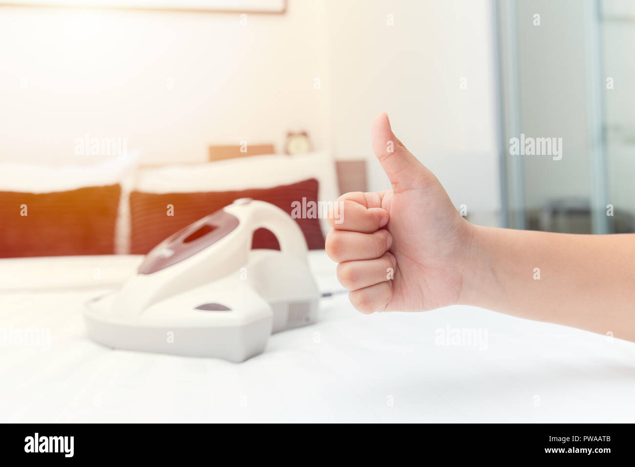 Cuscino di pulizia letto materasso con polvere Acaro aspirapolvere è buona per un sano concetto Foto Stock