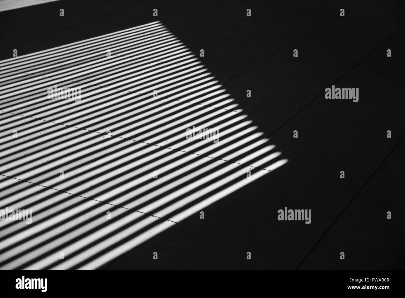 Bianco e nero fotografia d'arte linea d'ombra pattern interni astratti. Foto Stock