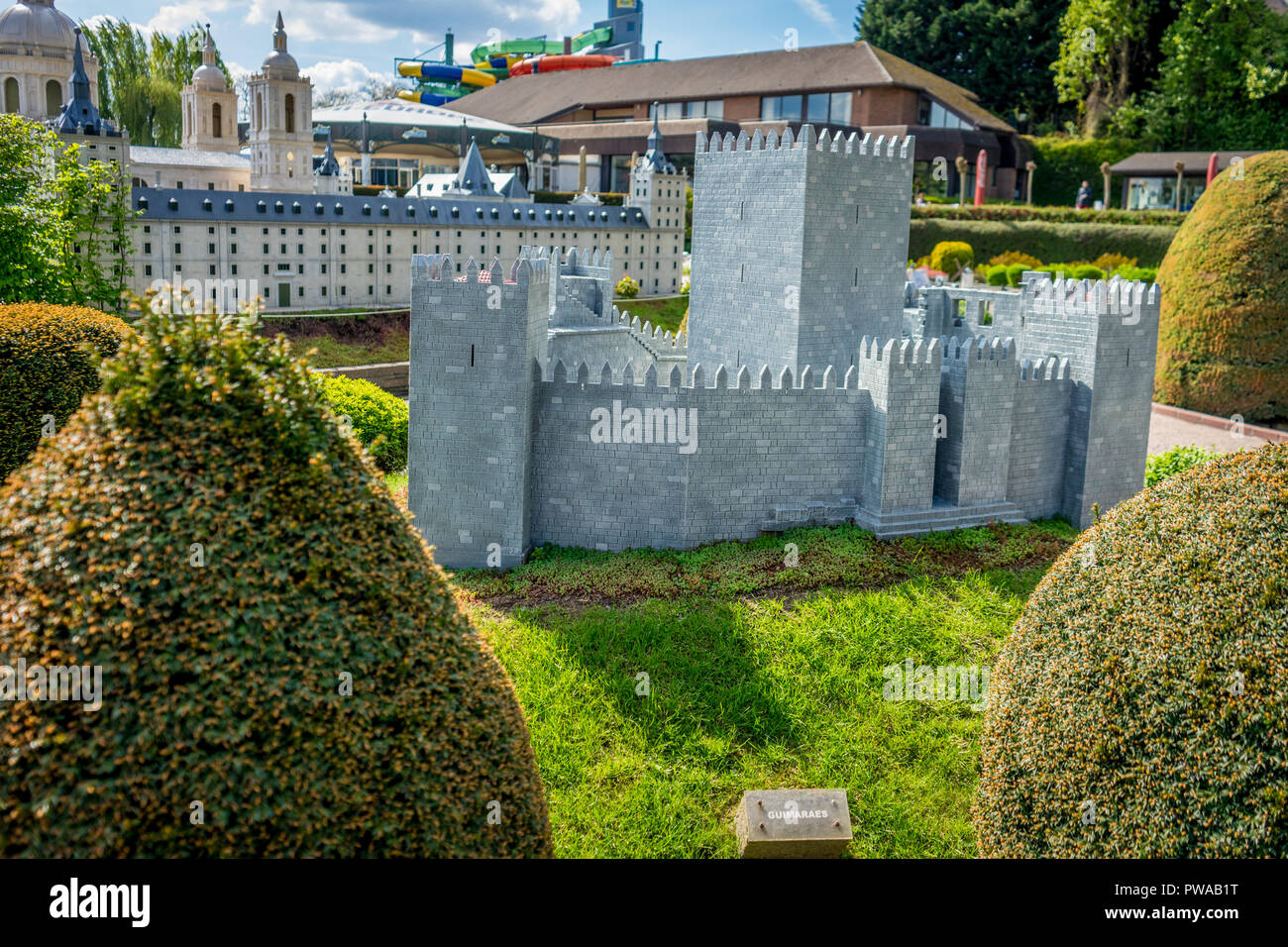 Bruxelles, Belgio - 17 Aprile 2017: miniature presso il parco Mini-Europe - Riproduzione del castello di Guimaraes, Portogallo, Europa Foto Stock