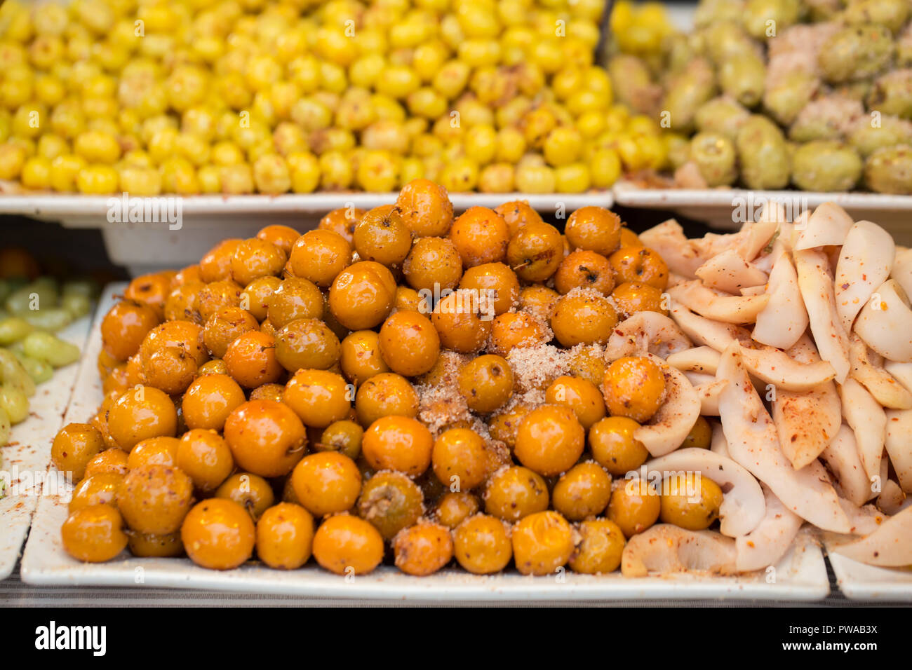 Il salato aspro cetriolo sottaceto Olive Frutto prenotazione per snack ricetta street food in Thailandia. Foto Stock