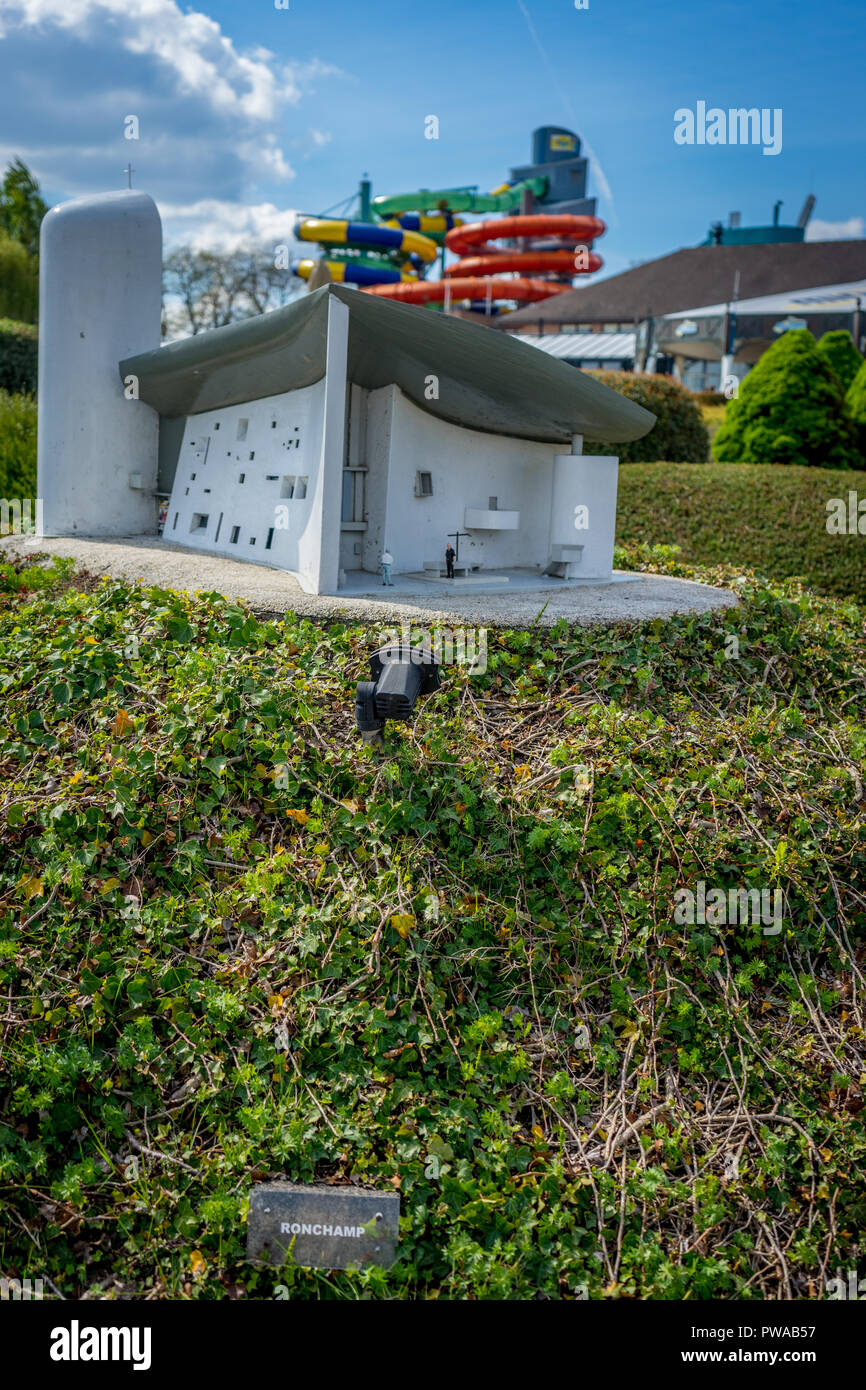 Bruxelles, Belgio - 17 Aprile 2017: miniature presso il parco Mini-Europe - Riproduzione del Notre Dame du Haut a rochamp, Francia, Europa Foto Stock