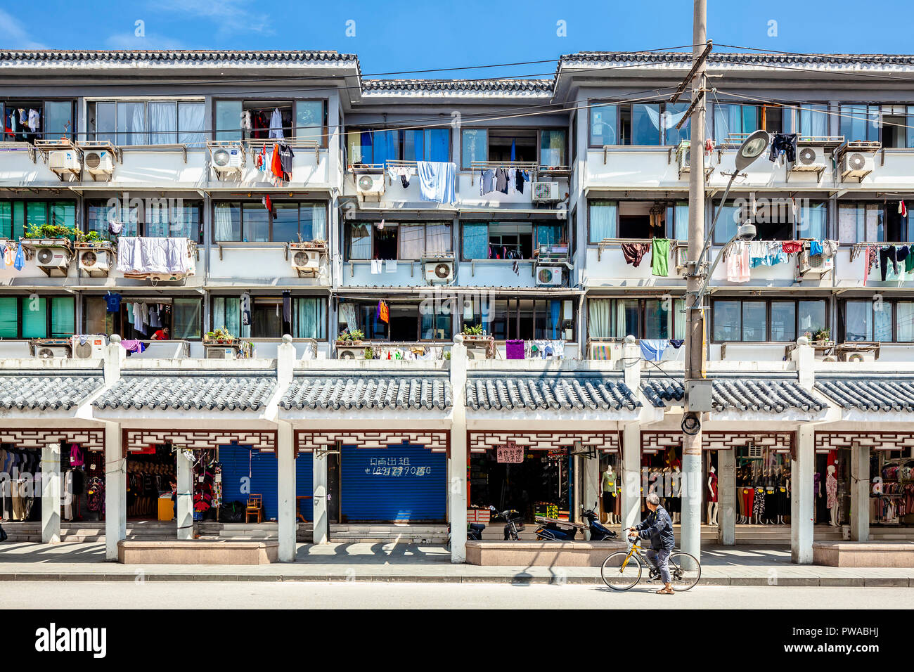 Shanghai, Cina - 2 Giugno 2018: pubblico cinese di alloggi sociali la costruzione di cluster nel centro cittadino di Shanghai Foto Stock