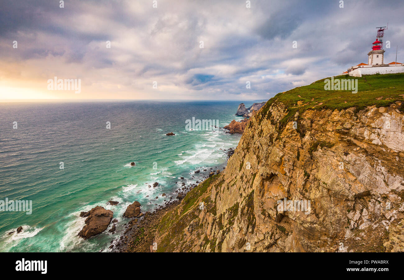 Cabo da Roca Lighthouse, il punto più occidentale della parte continentale del Portogallo e l'Europa continentale Foto Stock