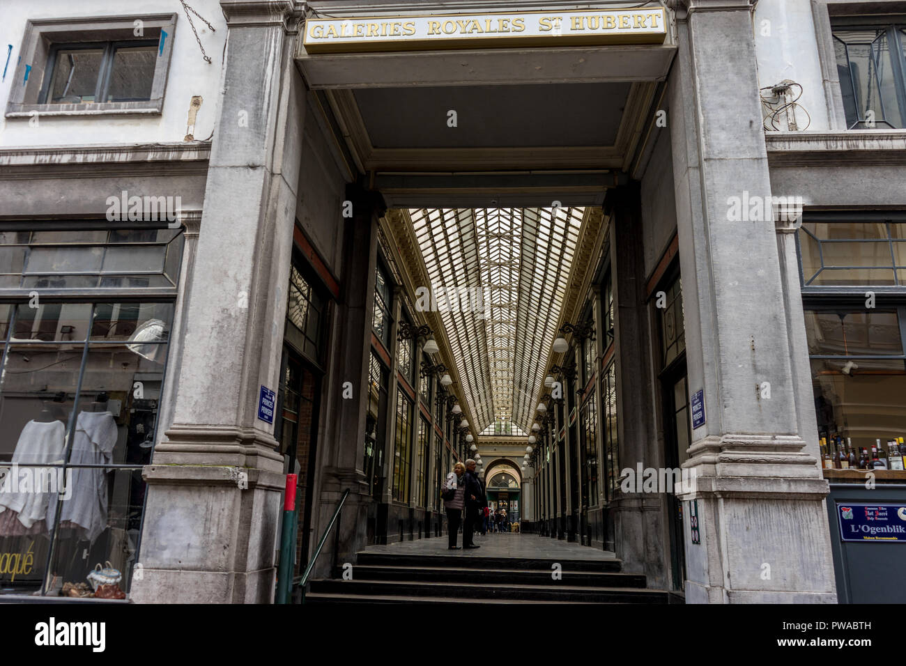 Bruxelles, Belgio - Aprile 2017: una vecchia coppia guarda le vetrine presso Galeries Royales St.Hubert nella città di Bruxelles, Belgio su un luminoso d Foto Stock