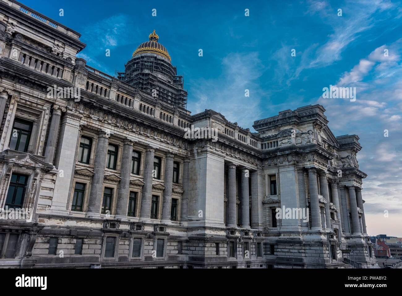 Il Palais de Justice (Palazzo di Giustizia) a Bruxelles, Belgio, Europa su una luminosa giornata estiva con cielo blu Foto Stock