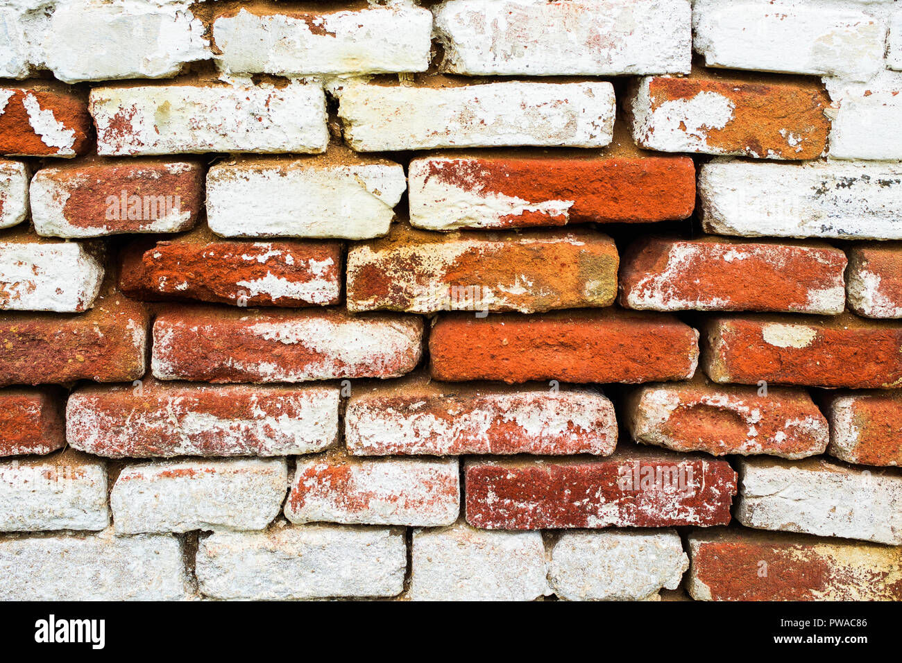 Rude laterizio con troppo grandi spazi tra i mattoni Foto Stock