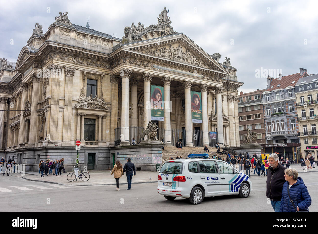 Bruxelles, Belgio - 17 aprile : un auto della polizia è parcheggiata fuori il Brussles stock exchange a Bruxelles, in Belgio, in Europa il 17 aprile. Steve Mc Curry.ph Foto Stock