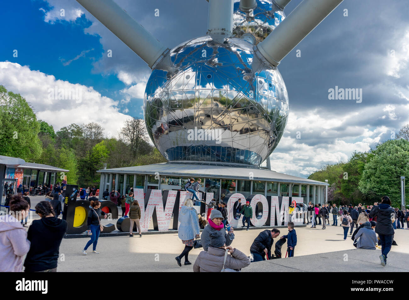 Bruxelles, Belgio - Aprile 2017: ingresso all'Atomium - un edificio di Bruxelles originariamente costruito per Expo 58, 1958 Bruxelles della fiera del mondo. H Foto Stock