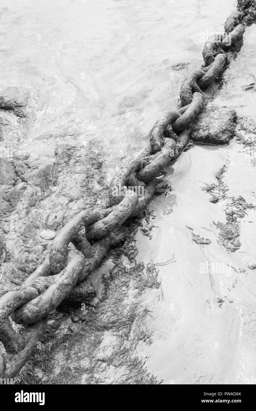 Abstract immagine in bianco e nero di grande arrugginendo porto ferro le catene di ormeggio. Metafora forti legami più forti, link, stringono legami, stretti legami. Foto Stock