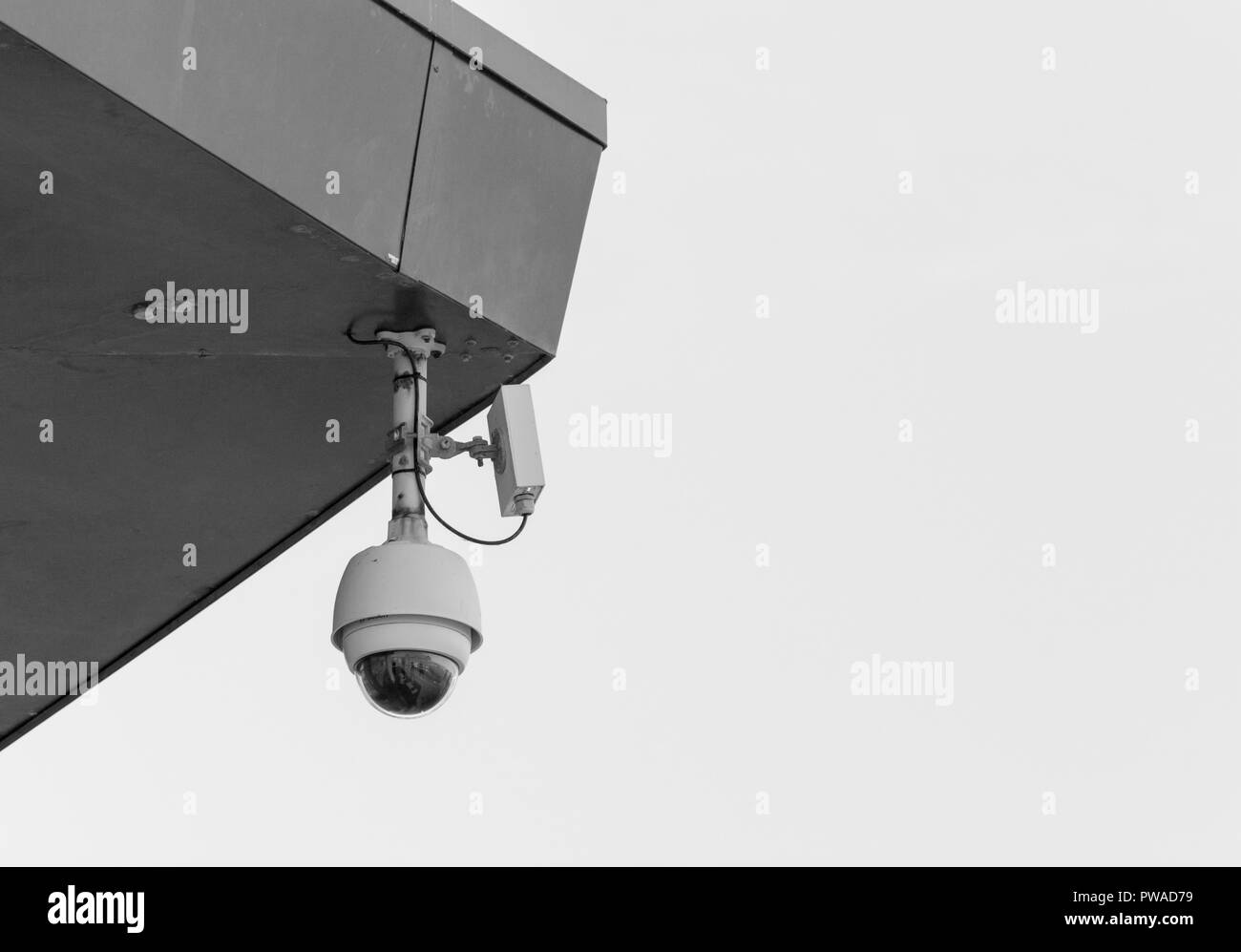 La sorveglianza TVCC telecamera "guardare oltre". Prevenzione della criminalità la metafora dello stato di vigilanza, sistema di sicurezza faccia il concetto di riconoscimento. Foto Stock