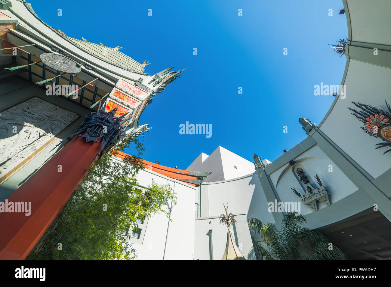 Los Angeles, CA, Stati Uniti d'America - 02 Novembre 2016: cielo blu su TCL Teatro Cinese di Hollywood Foto Stock