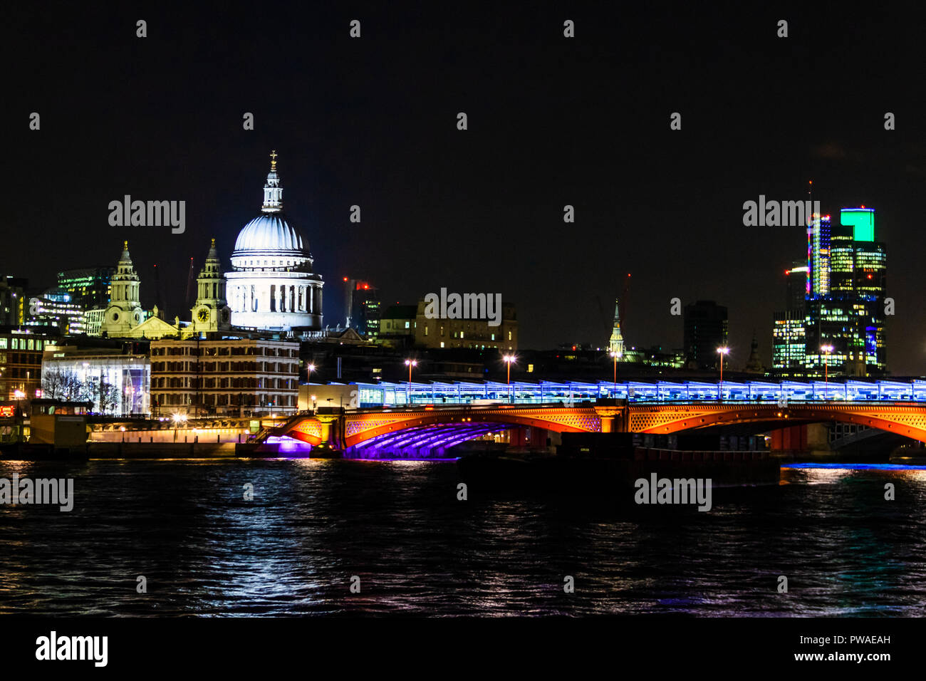 Cattedrale di San Paolo e Blackfriars Bridge e la stazione illuminata sulla skyline di notte, Londra, Regno Unito Foto Stock